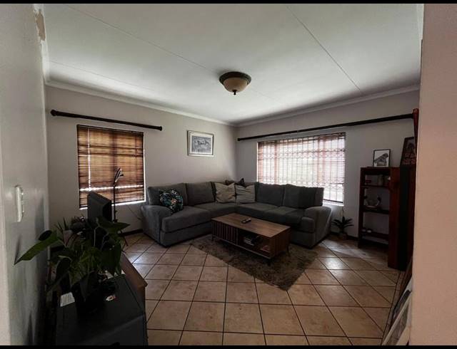 3 BEDROOM HOUSE FOR SALE IN COUNTRY VIEW